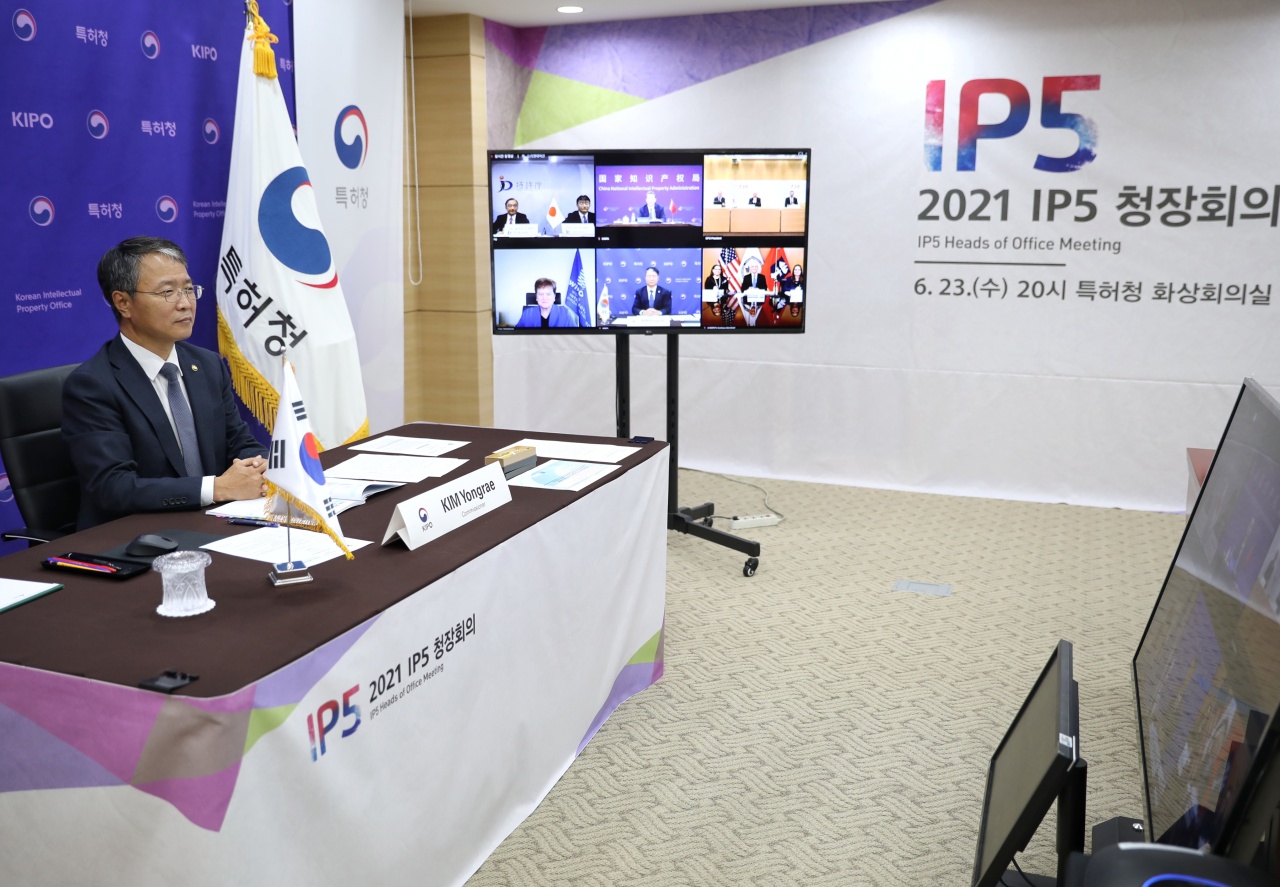 KIPO Commissioner Kim Yong-rae discusses pending issues at a virtual meeting of the IP5 heads of office last month. (KIPO)