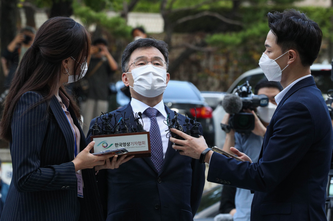 대장동 개발 로비·특혜 의혹의 핵심 인물인 화천대유자산관리(화천대유) 대주주 김만배 씨가 14일 오전 서울 서초구 서울중앙지법에서 영장실질심사를 받기 위해 출석하고 있다.[연합]