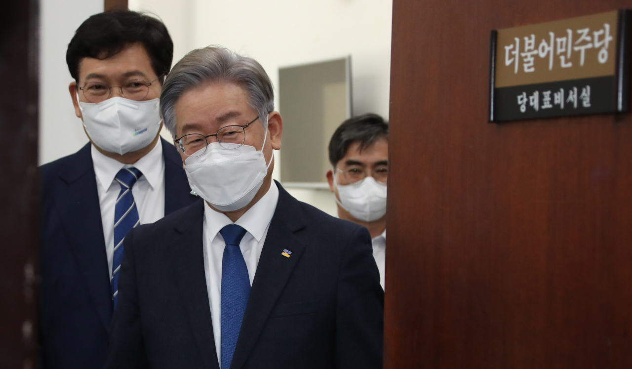 더불어민주당 대선후보인 이재명 경기도지사가 지난13일 서울 여의도 국회에서 열린 대선후보·당대표·상임고문단 간담회에 참석한 뒤 당대표실을 나서고 있다. 이상섭 기자