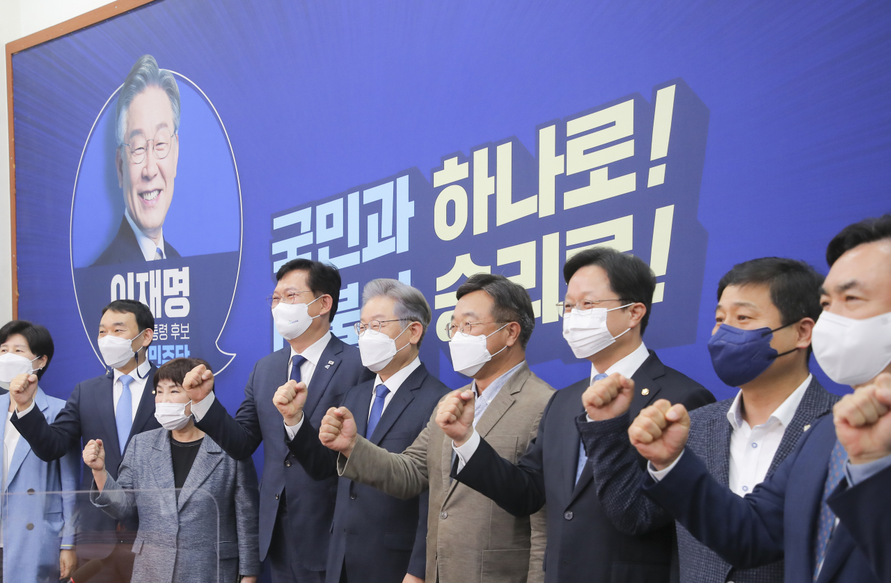 더불어민주당 송영길 대표와 제20대 대통령후보로 선출된 이재명 경기도지사가 지난 11일 오후 서울 여의도 국회에서 열린 ‘당지도부-더불어민주당 대통령 후보 상견례’에 참석해 파이팅을 외치고 있다. [이상섭 기자]