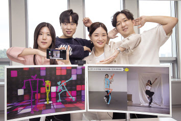 동작 인식 기술 기반 인공지능(AI) 댄스 게임 플랫폼을 개발한 삼성전자 사내 스타트업 ‘구스랩’ 직원들이 14일 기념촬영을 하고 있다. [삼성전자 제공]