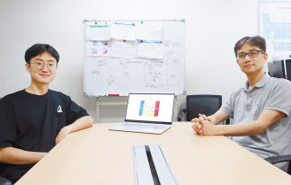 이호춘(오른쪽) DGIST 에너지공학전공 교수와 강준식 석박사통합과정생. [DGIST 제공]