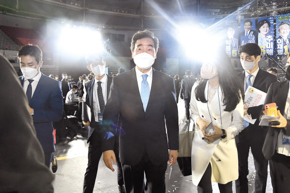 더불어민주당 대선 경선 ‘무효표 처리’ 이의제기 끝에 결과에 승복한 이낙연 전 대표가 향후 이재명 후보의 선거운동에서 어떤 역할을 맡을지 정치권 관심이 쏠리고 있다. 사진은 지난 10일 서울 송파에서 열린 경선 마지막날 서울 합동연설회 후 퇴장하는 이 전 대표. [연합]