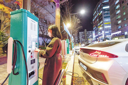 가로등으로 만든 전기차 충전소. [헤럴드경제 DB]