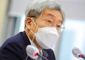 고승범 금융위원장이 6일 국회에서 열린 정무위원회의 금융위원회의에 대한 국정감사에서 답변하고 있다. [국회사진기자단]