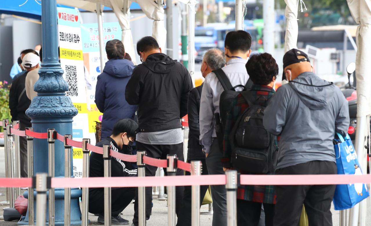14일 오전 서울역 광장에 마련된 코로나19 임시선별검사소를 찾은 시민들이 검체 검사를 위해 대기하고 있다. 한편 중앙방역대책본부에 따르면 이날 0시 기준 신규확진자수는 1천940명으로 집계돼 지난 7월 7일부터 100일 연속 네 자릿수를 이어갔다. 연합뉴스