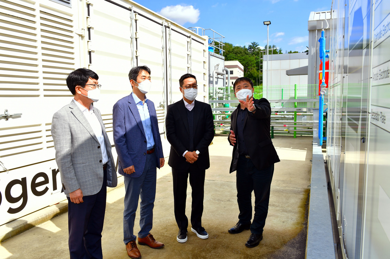 울산테크노파크 우항수 단장, 현대차 오재혁 상무, 두산퓨얼셀 박수철 전무가 현장을 둘러보고 있다. [현대차 제공]