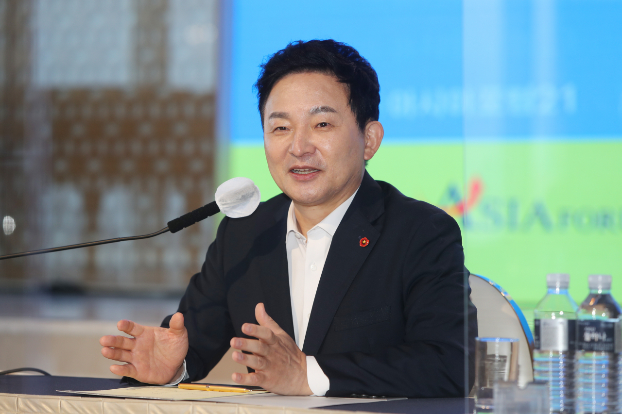 국민의힘 대권주자인 원희룡 전 제주지사가 14일 오전 대구 호텔수성에서 열린 대구·경북 중견 언론인 모임 '아시아포럼21' 정책토론회에 참석해 인사말을 하고 있다. [연합]