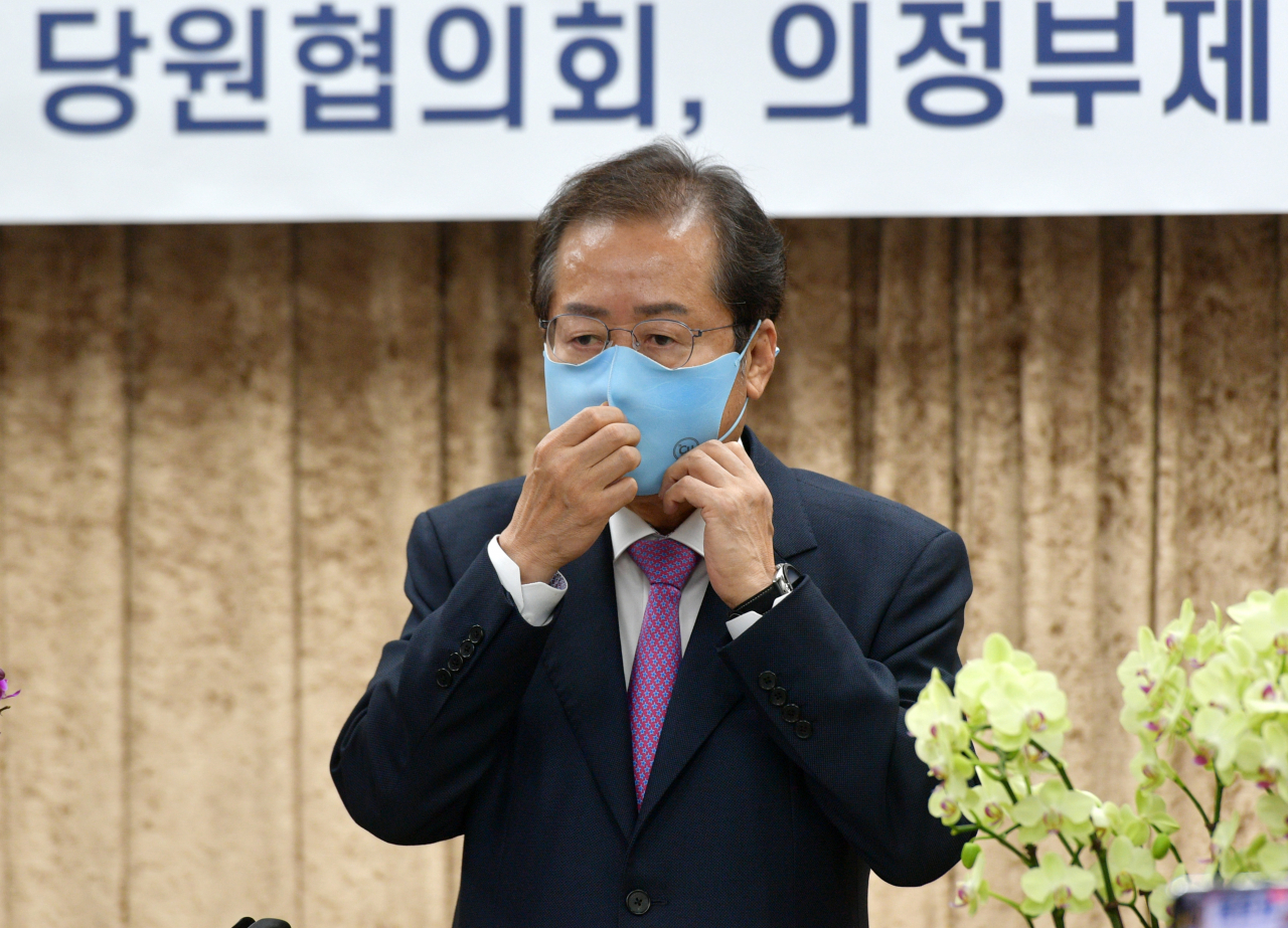 홍준표 국민의힘 대선 경선후보가 14일 경기도 의정부 제일시장 내 상가번영회에서 열린 의정부 갑·을 당원인사 행사에 참석해 발언을 마치고 마스크를 쓰고 있다. [연합]