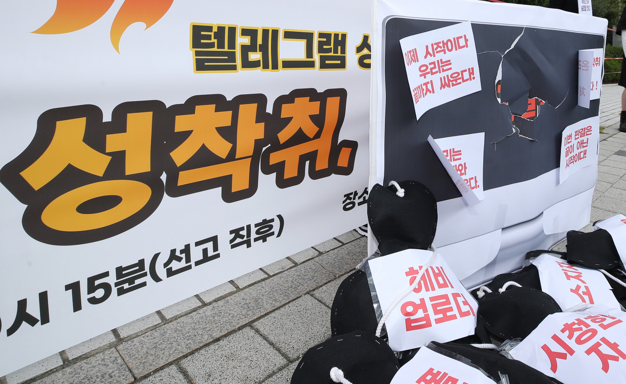 미성년자 성 착취물을 제작해 인터넷 메신저 텔레그램 대화방인 박사방을 통해 유포한 조주빈 등에 대한 대법원 선고가 열린 14일 오전 서울 서초구 대법원 앞에서 텔레그램성착취공동대책위원회 관계자가 회견문을 낭독하고 있다. 대법원은 이날 아동·청소년의 성보호에 관한 법률 위반과 범죄단체조직, 살인예비, 유사강간, 강제추행, 사기, 마약류관리법 위반 등 혐의로 항소심에서 징역 42년을 선고받은 조씨의 상고를 기각했다. 또한 이와 함께 박사방 핵심 연루자 4명의 처벌도 확정했다. [연합]