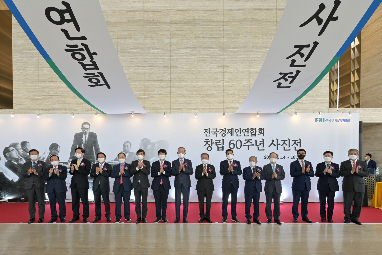 허창수 전경련 회장, 이준석 국민의힘 대표, 윤재옥 국회 정무위원장, 박대출 환노위원장을 비롯한 내빈들이 14일 전경련회관에서 열린 '전경련 창립 60주년 사진전'에 참석해 기념촬영을 하고 있다. 사진 왼쪽부터 엄태웅 삼양 사장, 김규영 효성 사장, 우기홍 대한항공 사장, 박근희 CJ 부회장, 이영관 도레이 회장, 김준 경방 회장, 이준석 국민의힘 대표, 허창수 전경련 회장, 윤재옥 정무위원장, 박대출 환노위원장, 권태신 전경련 부회장, 금춘수 한화 부회장, 엄대식 동아에스티 회장, 홍순기 GS 사장, 배상근 전경련 전무.[전경련 제공]