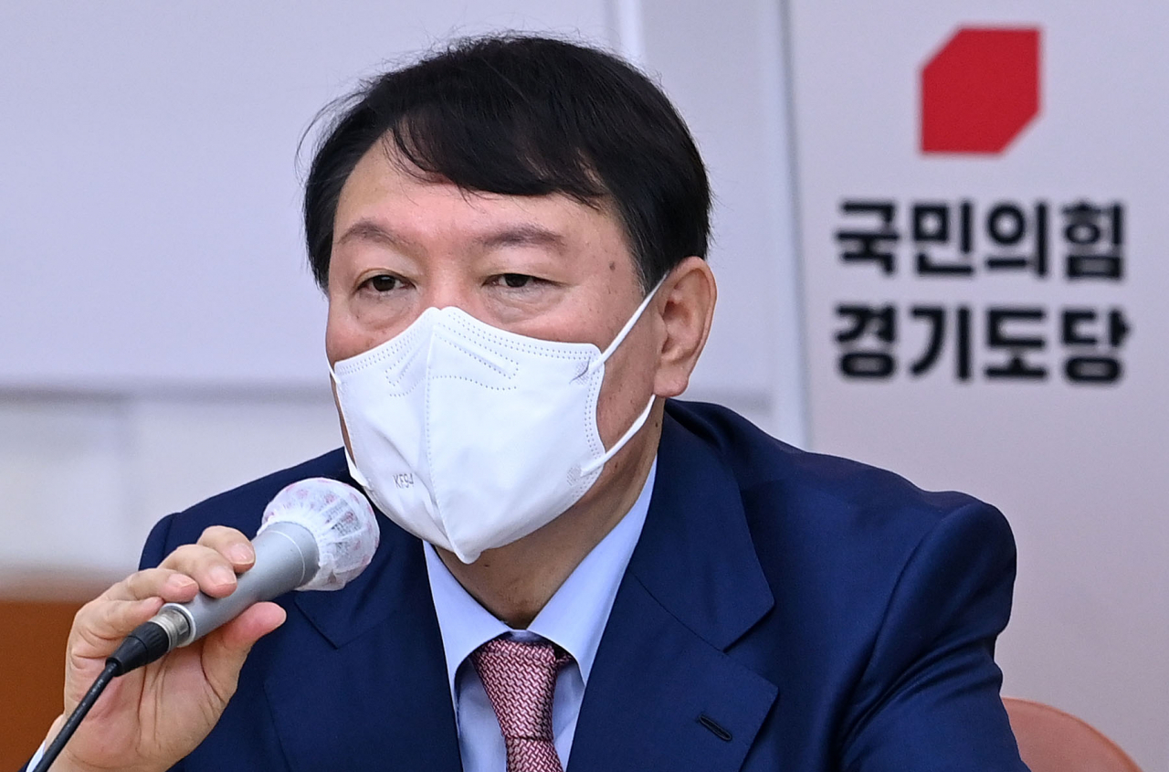 윤석열 국민의힘 대선 경선 후보가 14일 경기도 수원시 장안구 국민의힘 경기도당에서 열린 '경기도당 주요당직자 간담회'에서 당원들의 질문에 답하고 있다. [연합]
