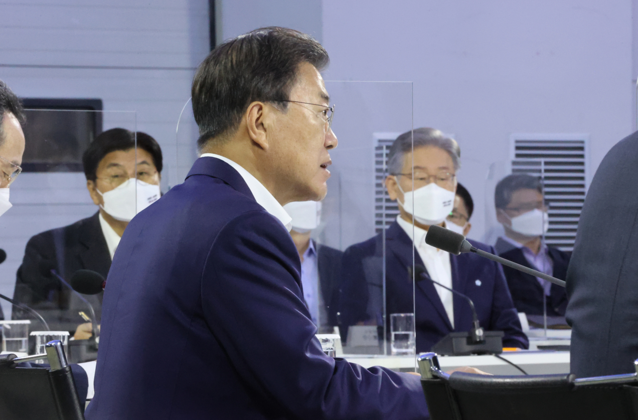 문재인 대통령이 14일 오후 세종시 정부세종컨벤션센터에서 열린 '균형 발전 성과와 초광역협력 지원전략 보고'행사에서 발언하고 있다. 오른쪽은 더불어민주당 대선후보인 이재명 경기도지사. 연합뉴스