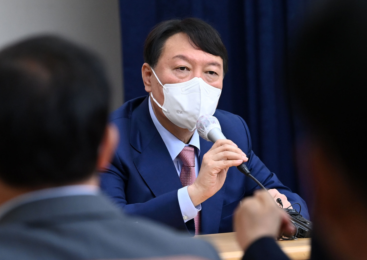 Yoon Seok-youl, a leading presidential candidate for the main opposition People Power Party, meets party members in Gyeonggi Province on Oct. 14, 2021. (Yonhap)