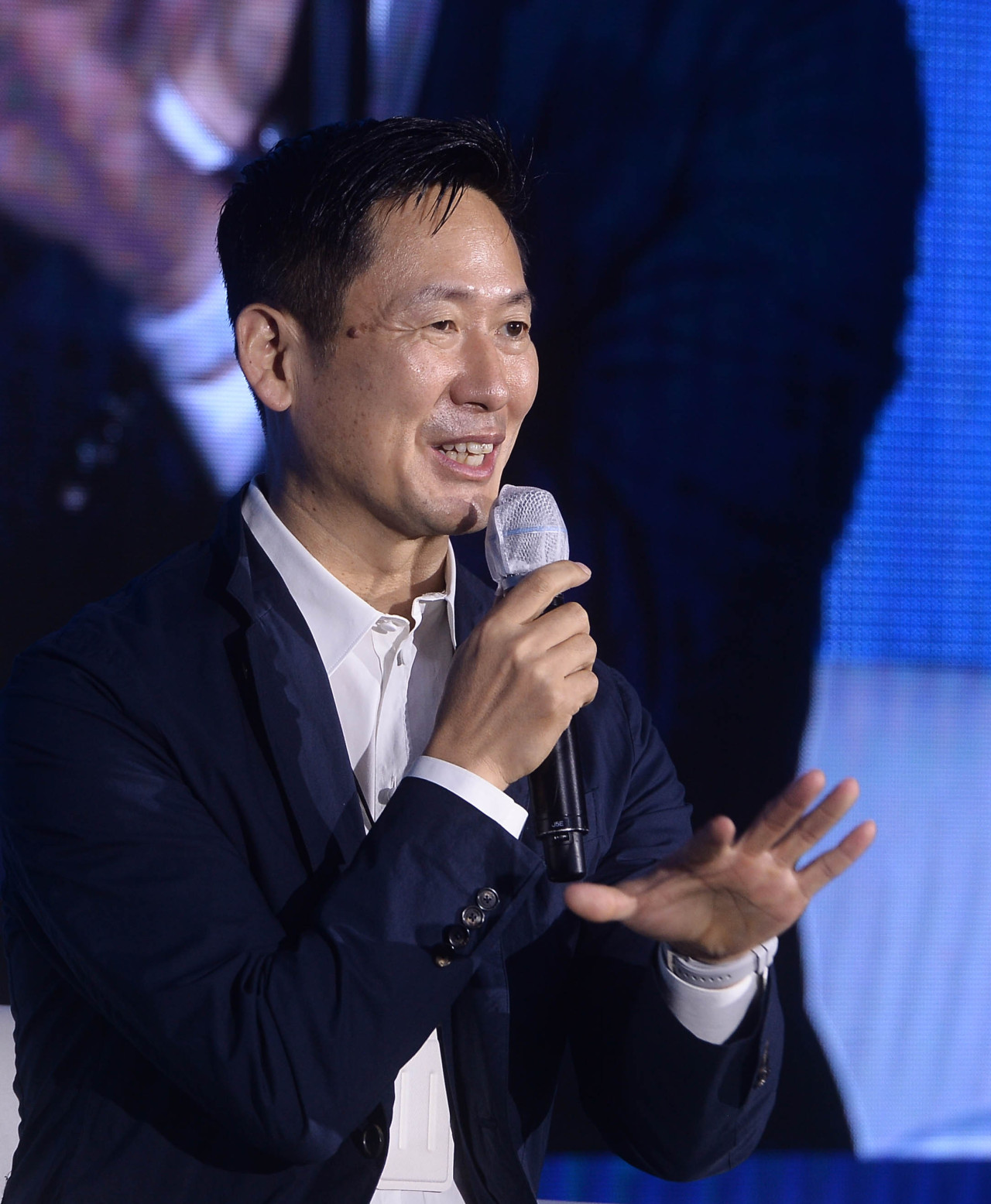 Lee Don-tae, executive vice president and head of Corporate Design Center at Samsung Electronics, is answering questions from the audience at the Herald Design Forum 2021