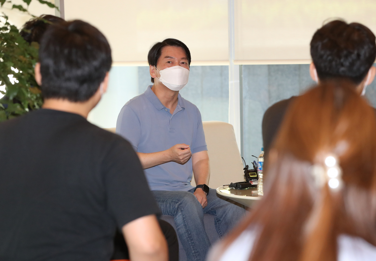 국민의당 안철수 대표가 14일 오후 경기도 성남시 안랩에서 열린 청년 창업준비생들과 함께하는 스타트업 토크 콘서트에서 질문에 답하고 있다. [연합]