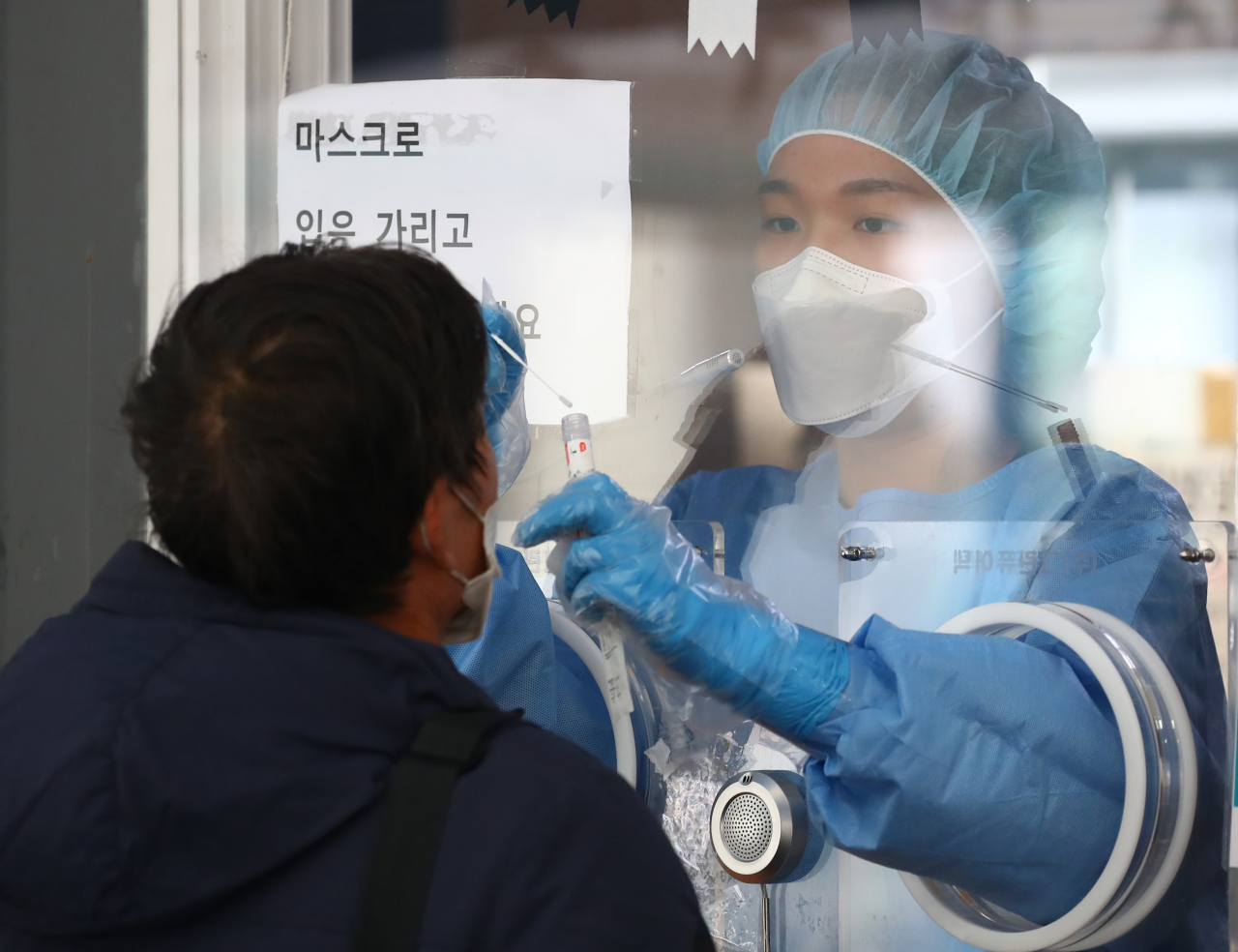 14일 오전 서울역 광장에 마련된 코로나19 임시선별검사소에서 의료진이 검체 채취를 하고 있다. 한편 중앙방역대책본부에 따르면 이날 0시 기준 신규확진자수는 1940명으로 집계돼 지난 7월 7일부터 100일 연속 네 자릿수를 이어갔다. [연합]