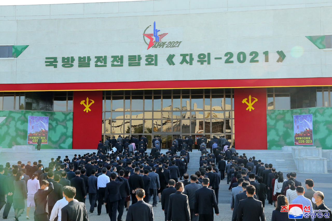 북한 노동당 창건 76주년을 기념해 개막된 국방발전전람회 '자위-2021'에 대한 주민들의 참관사업이 계속 이어지고 있다고 조선중앙통신이 14일 보도했다. 사진은 13일 성, 중앙기관 정무원들과 무력기관 일꾼들, 근무자들이 전람회장을 둘러보고 있는 모습. [연합]