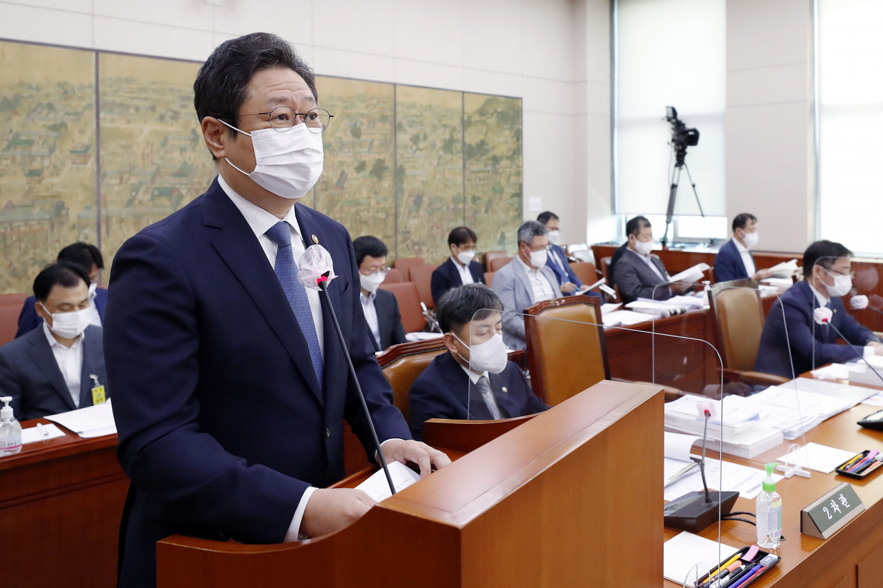 황희 문화체육관광부 장관이 1일 서울 여의도 국회에서 열린 문화체육관광위원회의 문화체육관광부에 대한 국정감사에서 인사말을 하고 있다. [연합]