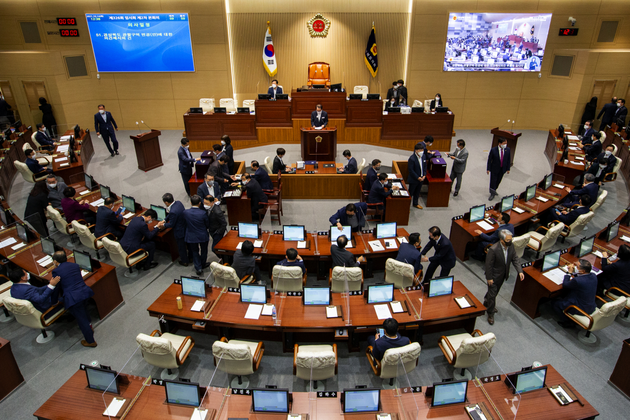 경북도의원들이 14일 군위군 대구시 편입과 관련한 찬반 투표를 진행하고 있다.[경북도의회 제공]