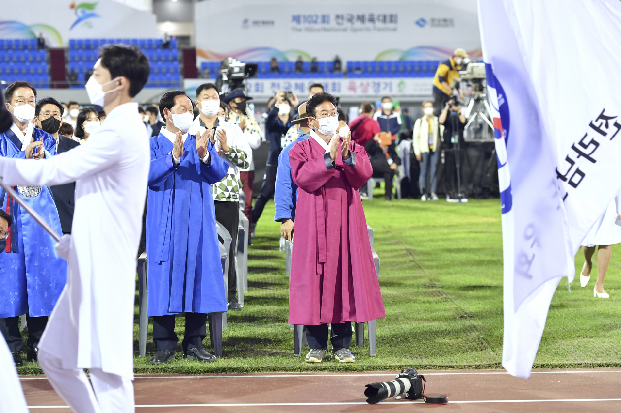 제102회 전국체전 폐회식에서 선수단이 입장하고 있다.[경북도 제공]