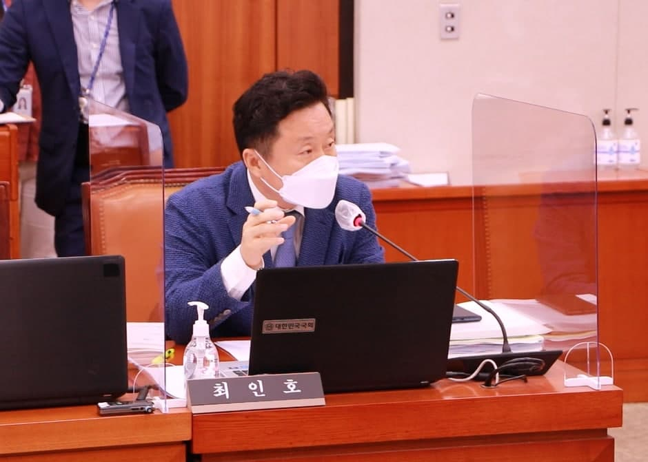 국내 선사의 경쟁력을 높이기 위해서 ‘조세리스 제도’를 도입해야 한다는 의견이 여당 의원에게서 나왔다. 글로벌 선사들의 컨테이너 선복량 격차가 점차 확대될 수 있다는 우려에서 나온 주장이다. 국회 농림축산식품해양수산위원회 소속 최인호 더불어민주당 의원은 해양수산부 국정감사 자료를 분석한 결과을 토대로 이같이 주장했다. [연합]