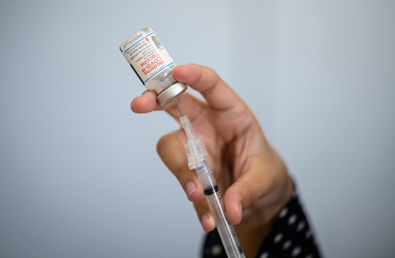 미 식품의약국(FDA)의 자문기구가 14일(현지시간) 회의를 열고 만장일치로 모더나의 코로나19 백신 부스터샷을 권고하기로 결정했다. 사진은 모더나 백신 주사 장면. [AFP]