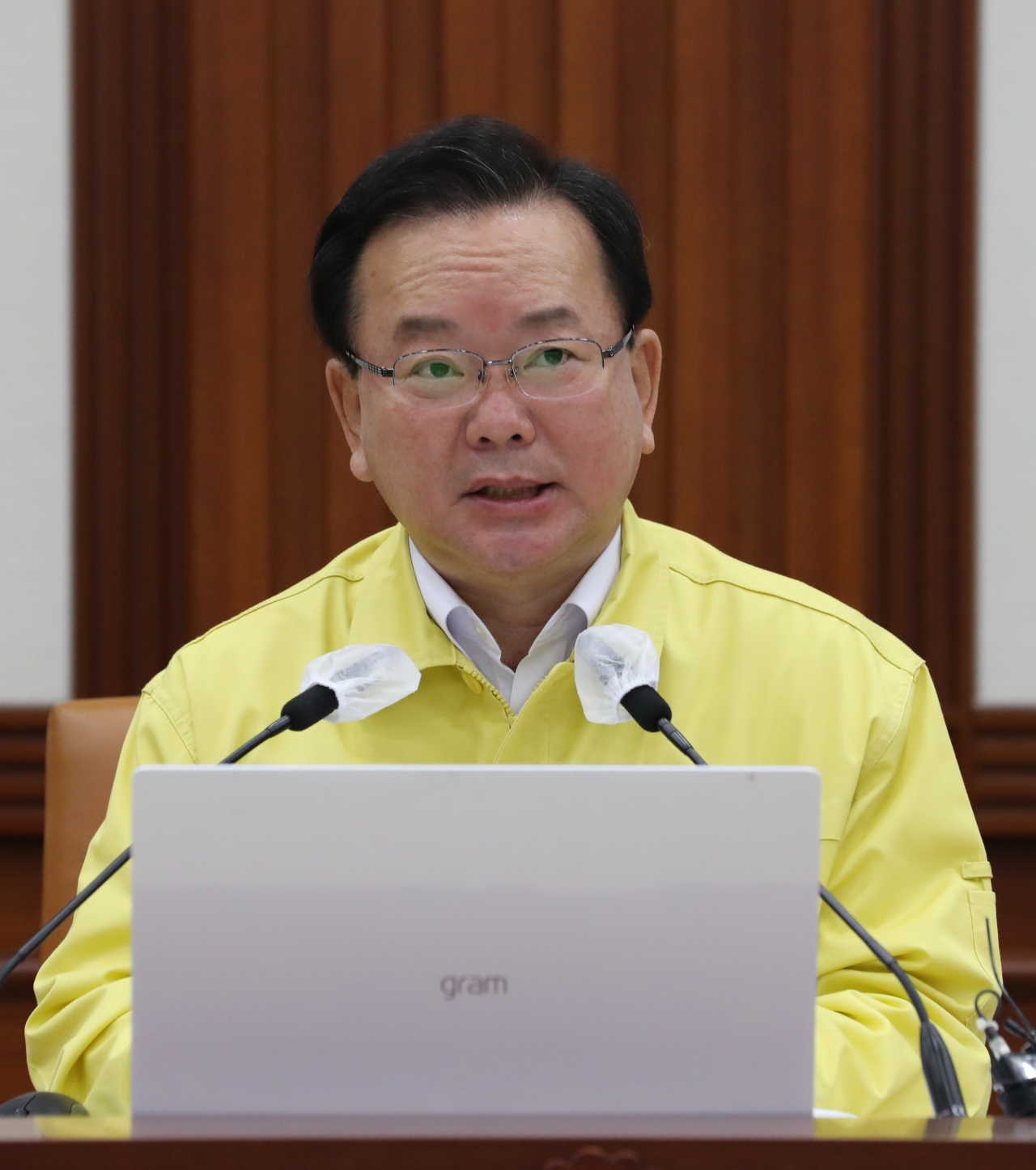 김부겸 국무총리가 15일 정부서울청사에서 열린 코로나19 대응 중앙재난안전대책본부 회의를 주재하고 있다. ［연합］