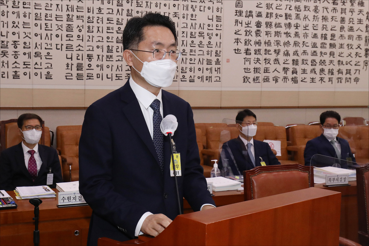 이정수 서울중앙지검장이 14일 오전 서울 여의도 국회에서 열린 국회 법제사법위원회의 서울고등검찰청, 수원고등검찰청, 서울중앙지방검찰청 등에 대한 국정감사에서 업무보고를 하고 있다. [연합]