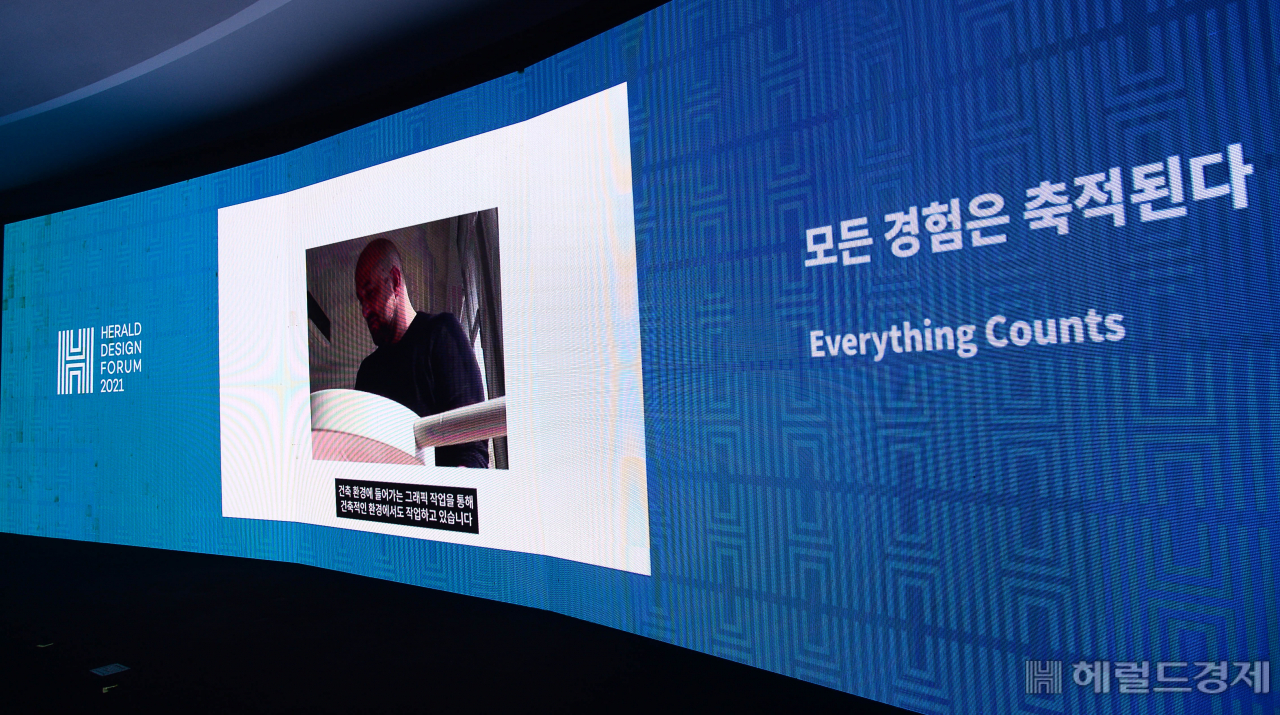 [헤럴드경제=이상섭 기자] 14일 서울 서초구 세빛섬에서 ‘What comes after? 당신이 경험할 내일’을 주제로 헤럴드디자인포럼 2021이 열린 가운데 제프리 러들로 포인트 오브 레퍼런스 스튜디오 대표가 '모든 경험은 축적된다'의 주제로 화상 강연을 하고 있다.