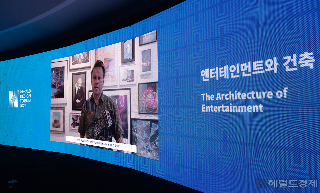 [헤럴드경제=이상섭 기자] 14일 서울 서초구 세빛섬에서 ‘What comes after? 당신이 경험할 내일’을 주제로 헤럴드디자인포럼 2021이 열린 가운데 레이 윙클러 스투피시 엔터테인먼트 아키텍츠 CEO가 '엔터테인먼트와 건축'의 주제로 화상 강연을 하고 있다.