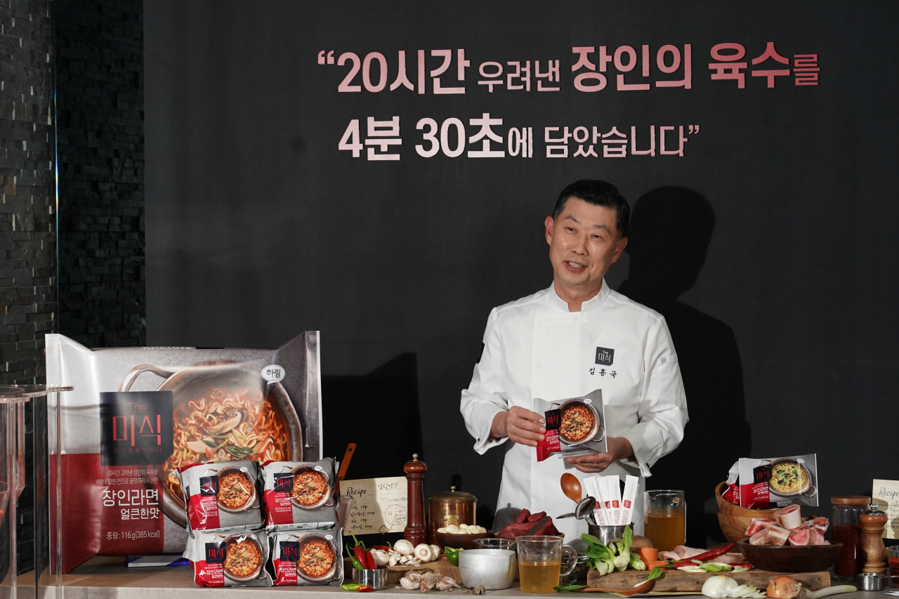 하림 김홍국 회장이 14일 'The미식 장인 라면' 출시 미디어데이에서 직접 조리하며 신제품을 소개하고 있다. [하림그룹 제공]