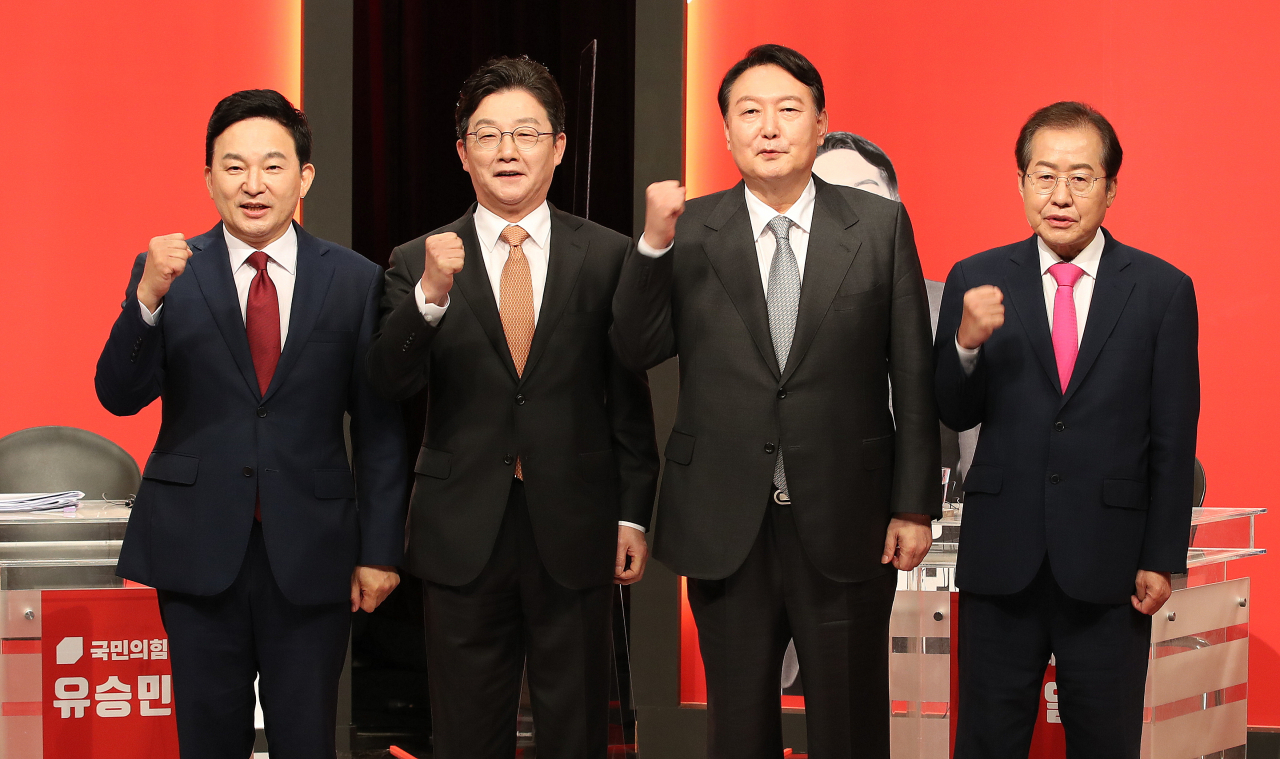 국민의힘 원희룡(왼쪽부터), 유승민, 윤석열, 홍준표 대선 예비후보가 11일 오후 광주 서구 치평동 KBS 광주방송총국에서 호남권 합동토론회를 앞두고 주먹을 움켜쥐고 있다. 연합뉴스