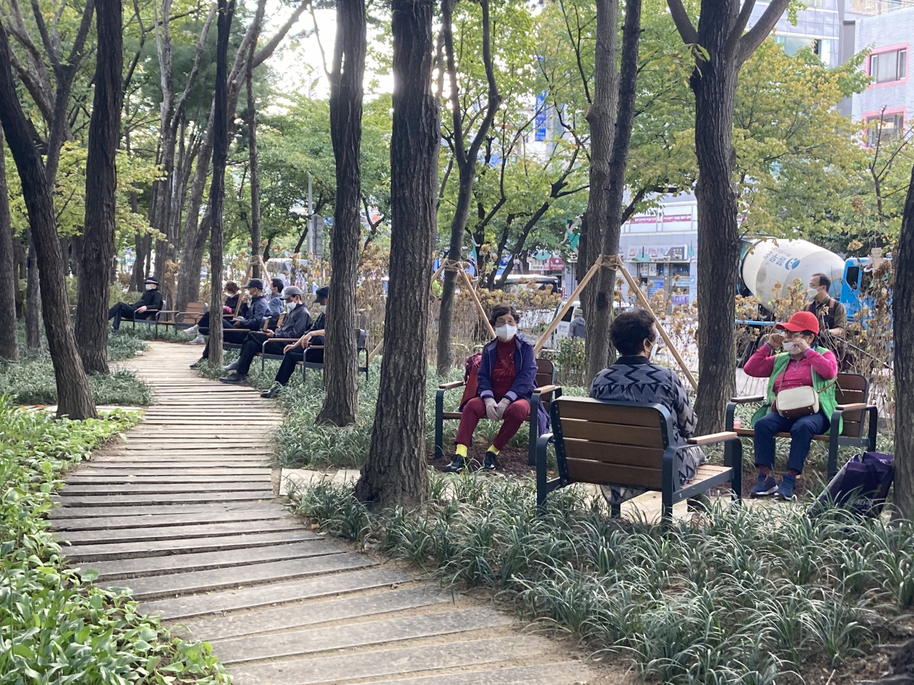 천호공원 산책로에 설치한 1인 의자. [서울시 제공]
