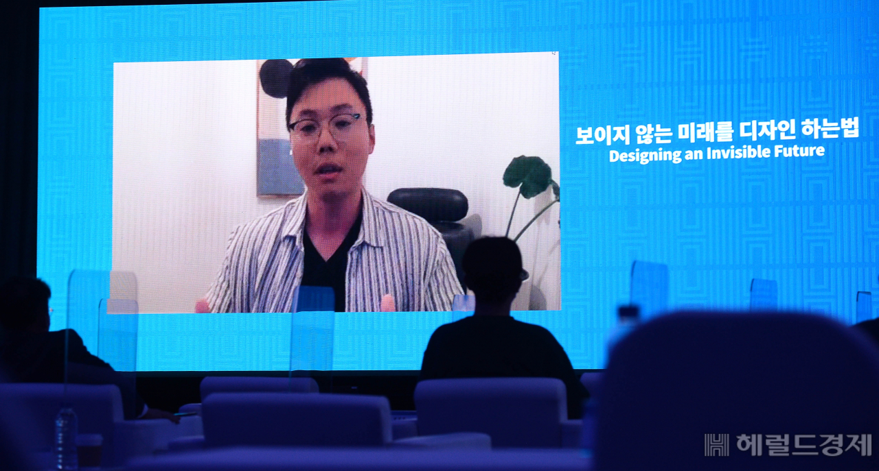 [헤럴드경제=이상섭 기자] 14일 서울 서초구 세빛섬에서 ‘What comes after? 당신이 경험할 내일’을 주제로 헤럴드디자인포럼 2021이 열린 가운데 김영교 리프트 책임디자이너가 '보이지 않는 미래를 디자인 하는법'의 주제로 화상강연을 하고 있다.