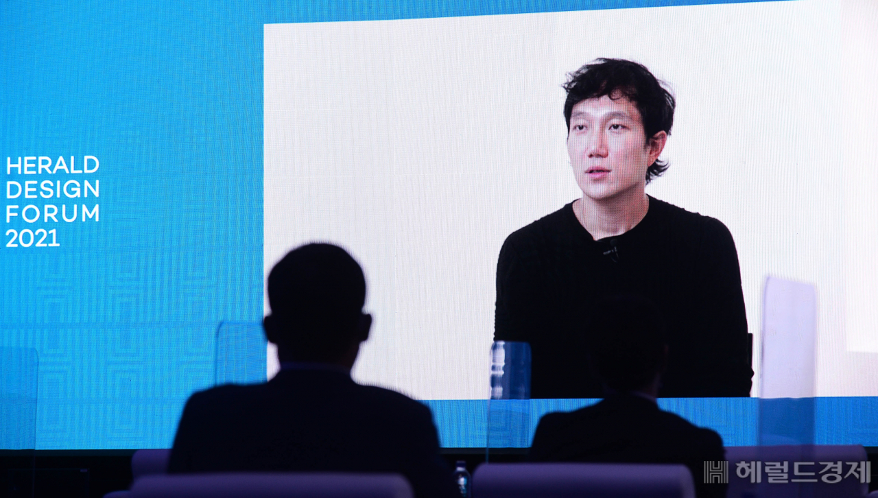 [헤럴드경제=이상섭 기자] 14일 서울 서초구 세빛섬에서 ‘What comes after? 당신이 경험할 내일’을 주제로 헤럴드디자인포럼 2021이 열린 가운데 전상현 에르메스 디지털 콘텐츠 아트디렉터가 '아는 것으로부터의 자유'의 주제로 화상 강연을 하고 있다.