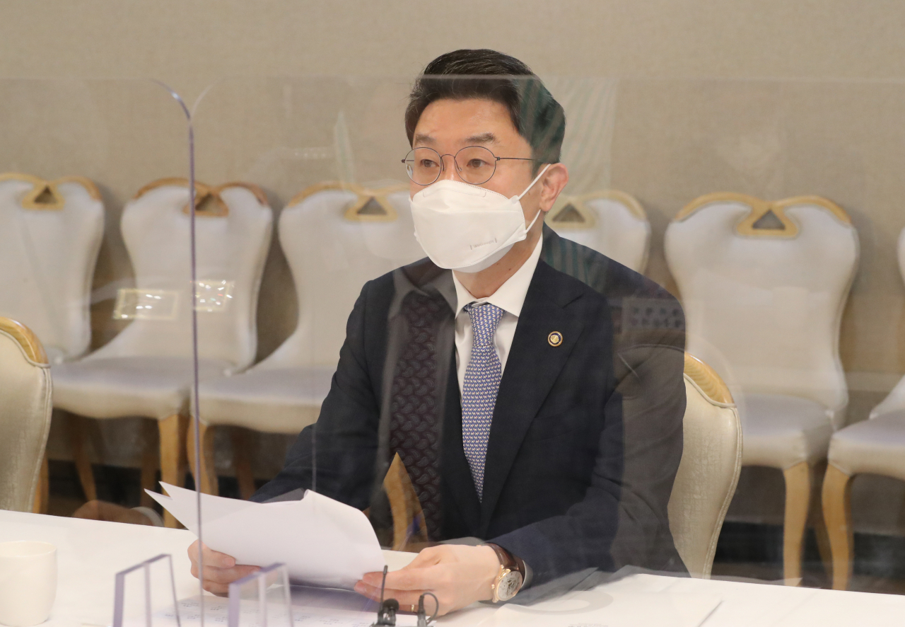 이억원 기재부 1차관이 15일 정부서울청사에서 열린 제35차 혁신성장 전략점검회의 겸 코로나 정책점검회의 겸 한국판뉴딜 점검 TF를 주재하고 있다. ［연합］