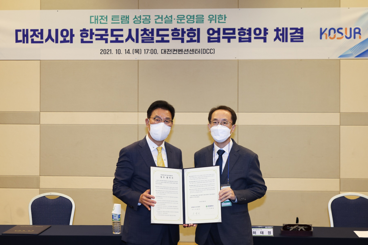 대전시-한국도시철도학회, 트램 성공건설 협력 업무협약(왼쪽부터 손명선 (사)한국도시철도학회장, 전재현 트램도시광역본부장)