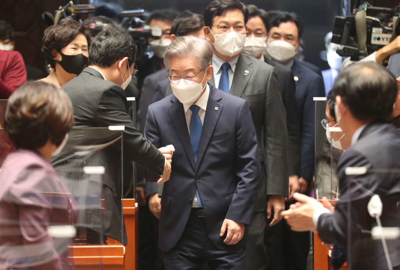 이재명 더불어민주당 대선 후보가 15일 오전 서울 국회에서 열린 민주당 의원총회에 참석하며 의원들과 인사하고 있다. 이상섭 기자