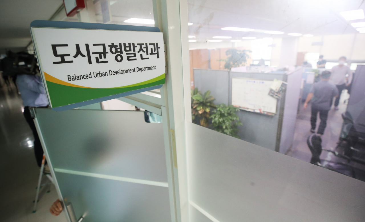 대장동 개발 로비·특혜 의혹 사건을 수사 중인 검찰이 15일 오전 성남시청을 압수수색중이다. 서울중앙지검 전담수사팀은 이날 오전 9시께 성남시청에 검사와 수사관 등 20여명을 보내 도시주택국, 교육문화체육국, 문화도시사업단, 정보통신과 등 대장동 개발 사업 관련 부서에서 필요한 자료를 확보 중이다. 사진은 15일 오전 압수수색이 진행 중인 경기도 성남시청 도시균형발전과 사무실 모습. [연합]