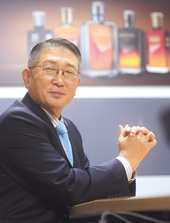김일주 드링크인터내셔널 회장은 한국 위스키 시장에선 ‘전설’로 불린다. 임페리얼, 윈저, 골든블루 등 그의 손을 거치지 않은 술이 없을 정도다. 지금은 누구나 하는 ‘위조방지 캡’, 저도 위스키도 그의 손에서 출발했다. 그는 또 하나의 신화를 만들기 위해 도전을 멈추지 않는다. ‘골든블랑’을 세계적인 샴페인으로 만들겠다는 꿈이다. ‘K-샴페인’이라는 또 다른 신화를 쓰고 싶다는 게 그의 목표다. 이상섭 기자