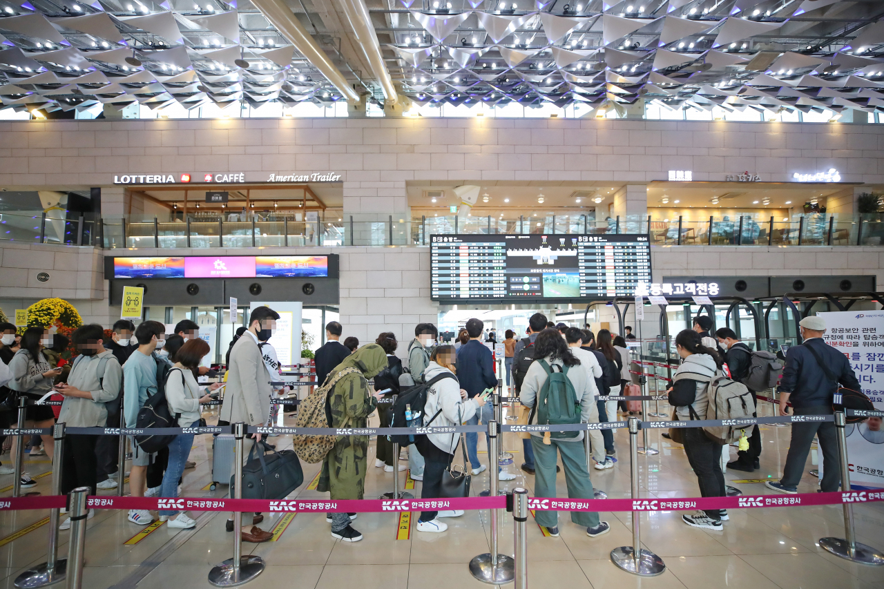 15일 오전 서울 김포공항 국내선 청사에서 승객들이 탑승수속을 밟고 있다. 정부는 이날 정부서울청사에서 열린 코로나19 중앙재난안전대책본부 회의를 통해 방역조치를 일부 완화하지만, 거리두기 단계 자체는 이제까지와 같은 단계를 18일부터 31일까지 2주간 유지하기로 했다. 이에 따라 4단계 지역에서는 저녁 6시 전후 구분없이 접종완료자 4명을 포함해 최대 8명까지 모임이 허용되며 3단계 지역에서는 접종완료자 2명을 추가로 허용해 최대 10명까지 모임을 가질 수 있다. 또한 식당과 카페에만 적용해 오던 완화된 인원기준을 모든 다중이용시설에 차별없이 적용하겠다고 밝혔다. 연합뉴스