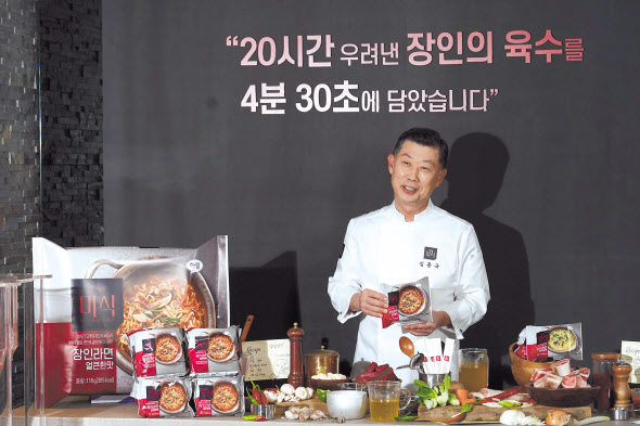 하림 김홍국 회장이 14일 ‘The미식 장인 라면’ 출시 미디어데이에서 직접 조리하며 신제품을 소개하고 있다. [하림그룹 제공]