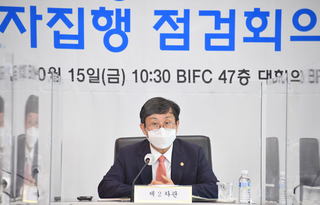 안도걸 기획재정부 차관이 15일 부산 소재 한국자산관리공사에서 열린 '공공기관 투자집행 점검회의'를 주재하고 있다. [기획재정부 제공]