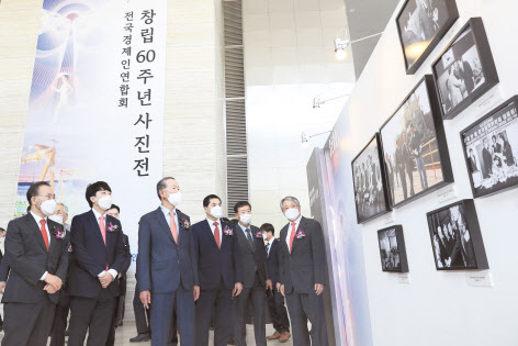 내빈들이 14일 전경련회관에서 열린 ‘전경련 창립 60주년 사진전’에 참석해 사진전을 관람하고 있다. 왼쪽부터 윤재옥 정무위원장, 이준석 국민의힘 대표, 허창수 전경련 회장, 박대출 환노위원장, 엄태웅 삼양 사장, 배상근 전경련 전무. [전경련 제공]