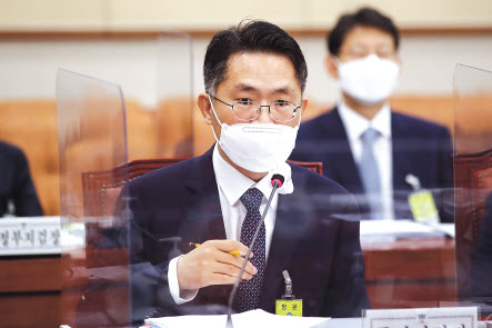 이정수 서울중앙지검장이 지난 14일 국회 법제사법위원회의 서울고등검찰청, 수원고등검찰청 등에 대한 국정감사에서 의원들의 질문에 답하고 있다. [연합]