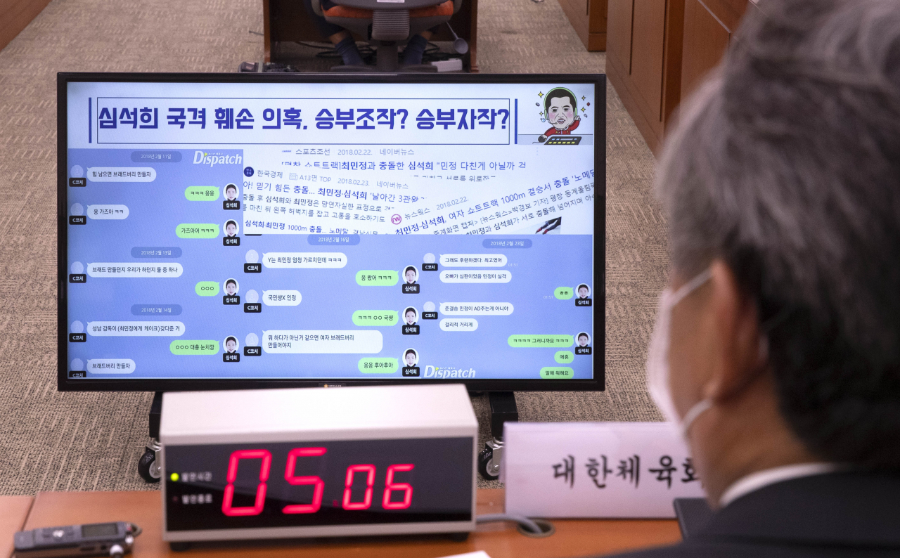 이기흥 대한체육회장이 지난 12일 국회 문화체육관광위원회의 대한체육회, 국민체육진흥공단 등에 대한 국정감사에서 쇼트트랙 국가대표 심석희 선수 관련 질의에 답변하고 있다. [국회사진기자단]