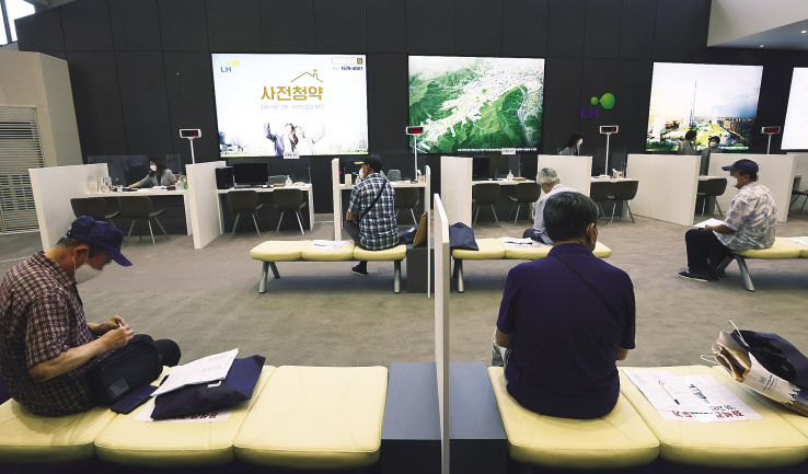 파주 운정과 인천 검단 등 11개 지구 1만102가구에 대한 2차 사전 청약이 15일 모집공고를 시작으로 진행된다. [연합]