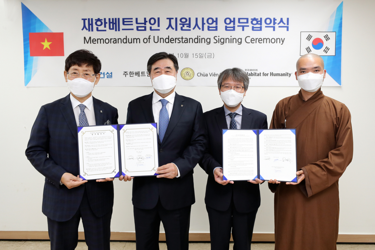 (왼쪽부터)한국해비타트 윤형주 이사장, 대우건설 김형 사장, 주한베트남대사관 응우옌 부 뚱 대사, 베트남불교 원오사 팃 드언 탄 주지스님 [대우건설 제공]