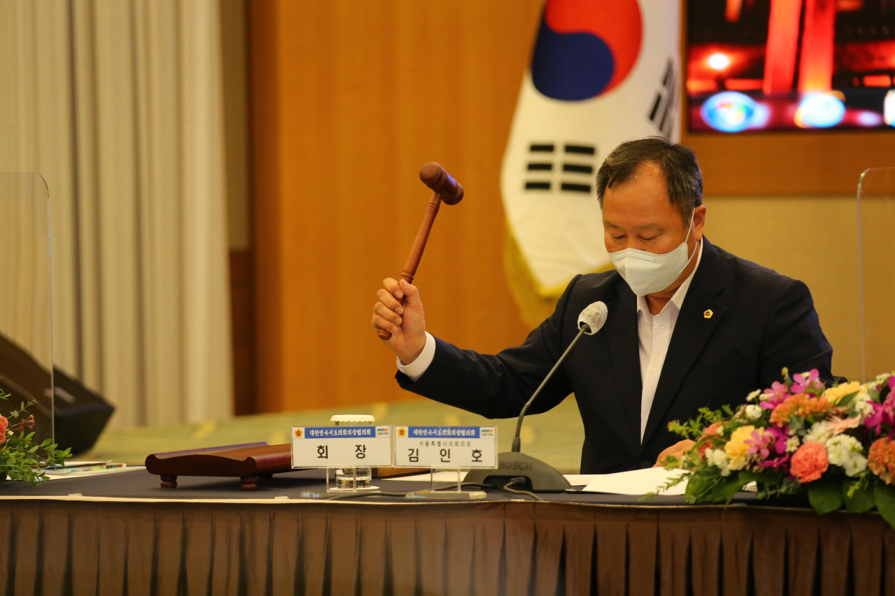 서울시는 박원순 전 시장 시절 불어난 시민단체 지원금 전반을 수술대에 올리며 서울시의회와 갈등이 고조되고 있다.서울시의회는 이에대해 오세훈 시장의 주력 사업에 예산안으로 반격할 의사를 내비치고 있다. 또 김헌동 SH개발공사 사장 내정자에 대해서도 혹독한 청문회를 예고하며 대립각을 세우고 있어 귀추가 주목된다.사진은 김인호 서울시의장. [연합]